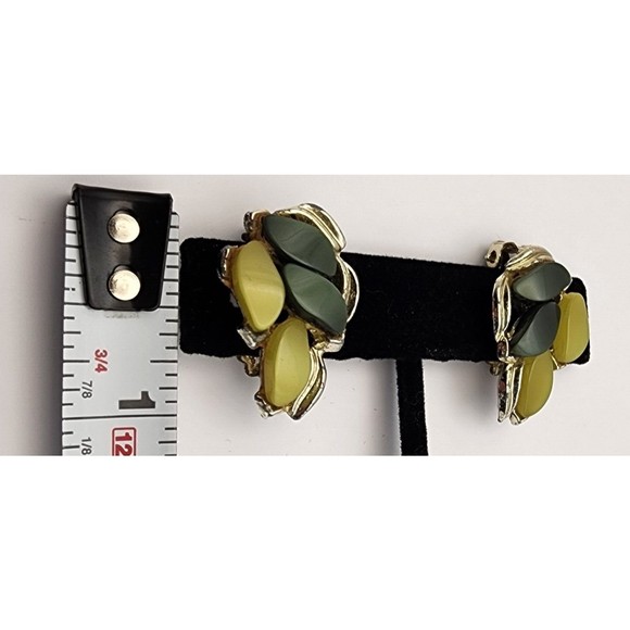 Vintage Clip on Green Earrings - Picture 5 of 5